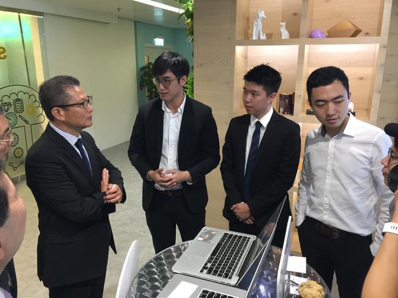 陳茂波(左一)到數碼港「FinTech 大本營」和不少年青創業者交流.