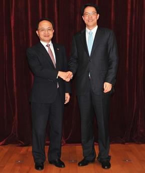 新任中聯辦主任王志民(左),與已調任港澳辦主任的張曉明(右)的握手合照.(中聯辦圖片)