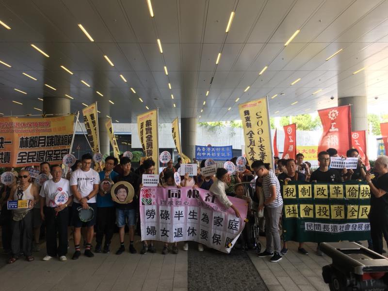 林鄭月娥將在立法會宣讀施政報告, 多個團體到場請願 周可茵攝