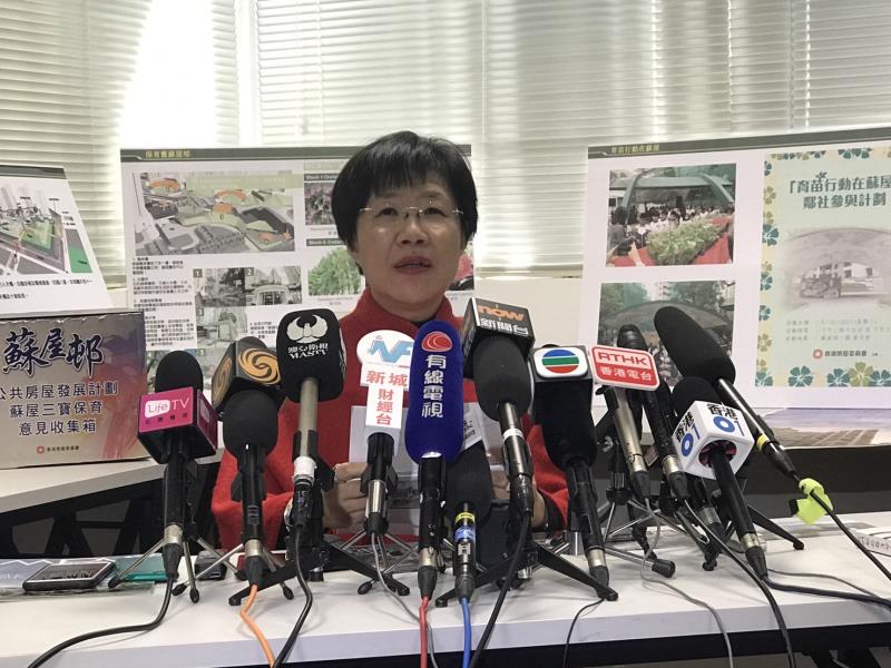馮宜萱表示, 蘇屋邨重建計劃第二期的八座樓宇, 重建後會保留邨內昔日的四座建築物  伍穎思攝