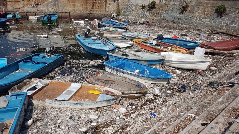 超強颱風過後西貢海面到處垃圾及吹爛的船.(聽眾提供)