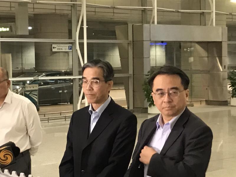 金澤培(左)表示會成立委員會聘請外來專家調查四綫故障.江偉茵攝
