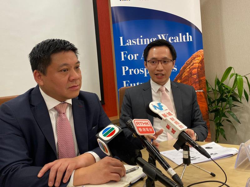 晉裕認為, 目前港股估值水平低於歷史平均值, 預計恒生指數明年上半年會升至29600點. 姚家楹攝