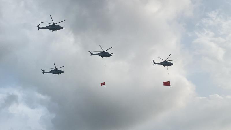 政府飛行服務隊兩架直升機分別懸掛國旗及區旗, 飛越維港上空. 梁樂彤攝