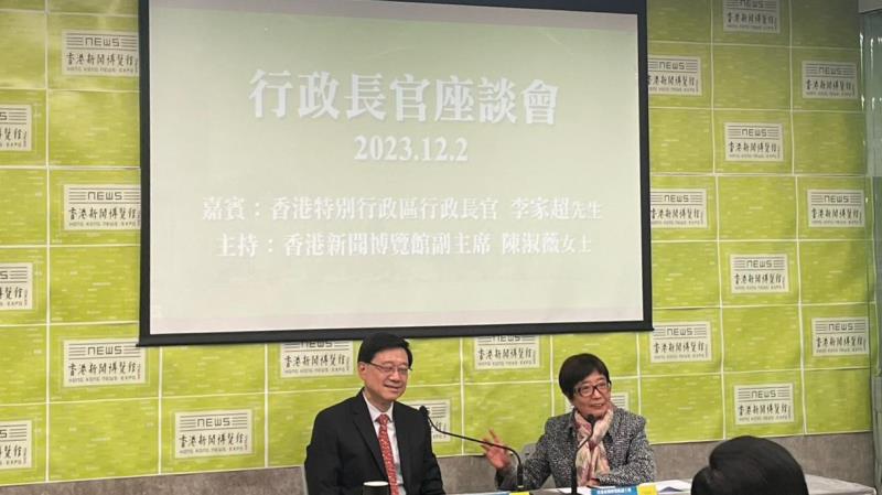 李家超(左)指區議會角色十分重要. (林潔瑩攝)