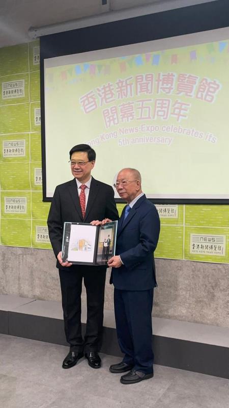 李家超(左)指香港有優勢, 包括港人的DNA、國家給予的優勢等. (林潔瑩攝)