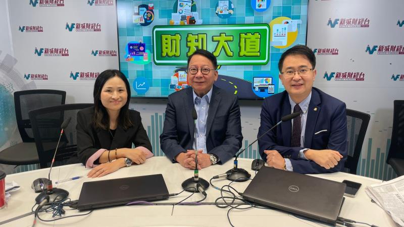 政務司司長陳國基(中)在本台節目表示,  評級機構穆迪將香港信用評級展望由 「穩定」下調至「負面」, 外國評級機構一直抹黑香港, 批評以美國為首的西方不斷找機會抹黑香港和內地, 以遏制內地發展.