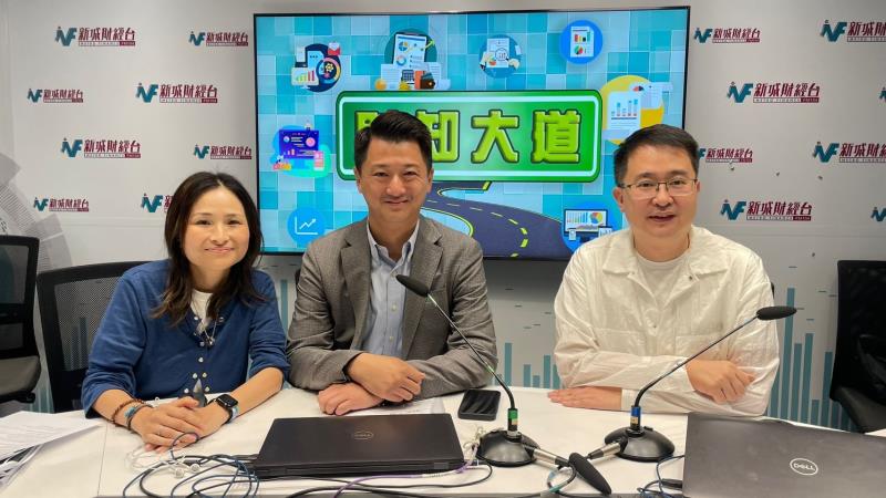 董沛銓(中)指昂坪360一月至上月中每日平均旋客人數較去年上升四成