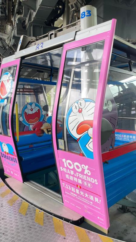 昂坪360三架期間限定「多啦A夢主題纜車」, 其中2架可以載客. 