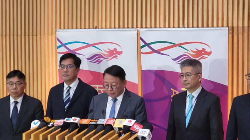 政務司司長陳國基(右二)表示, 啟德體育園工程整體進展良好, 預計明年上半年落成啟用.