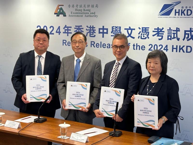 中學文憑試(DSE)明日放榜, 考評局公佈約1萬8,300名日校考生取得入讀本地學士學位 「332A」的基本要求. 譚偉志攝