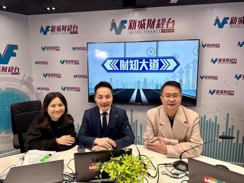 德勤中國華南區主管合夥人歐振興(中)在本台節目表示, 建議將部分大型基建發展項目證券化, 可增加政府收入, 亦能令項目受到監察.