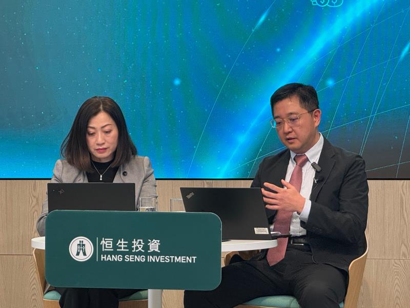恒生投資股票投資主管謝德華(右)表示, 不可忽略配置中港股票, 以免錯過增長時機. 方穎暉攝.