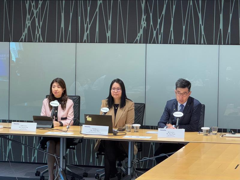 德勤中國稅務合夥人潘宗杰(右)表示, 可設立閉環式管理通道, 讓內地高淨值人士來港設立家辦並在港投資, 助吸引資金. 方穎暉攝.