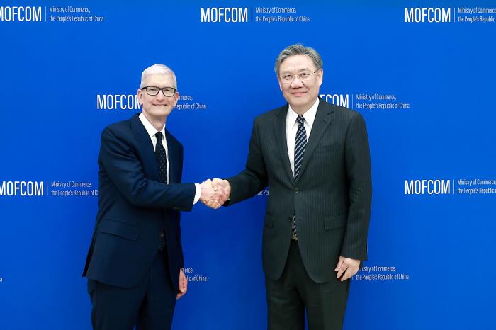 王文濤部長會見蘋果公司CEO庫克。 （商務部圖片）