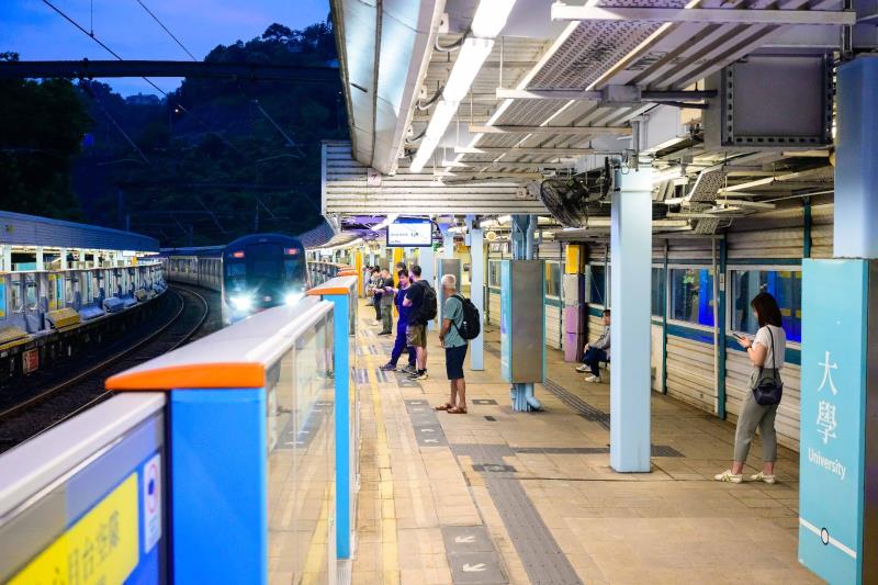 港鐵大學站安裝月台自動閘門工程今日完成。港鐵圖片