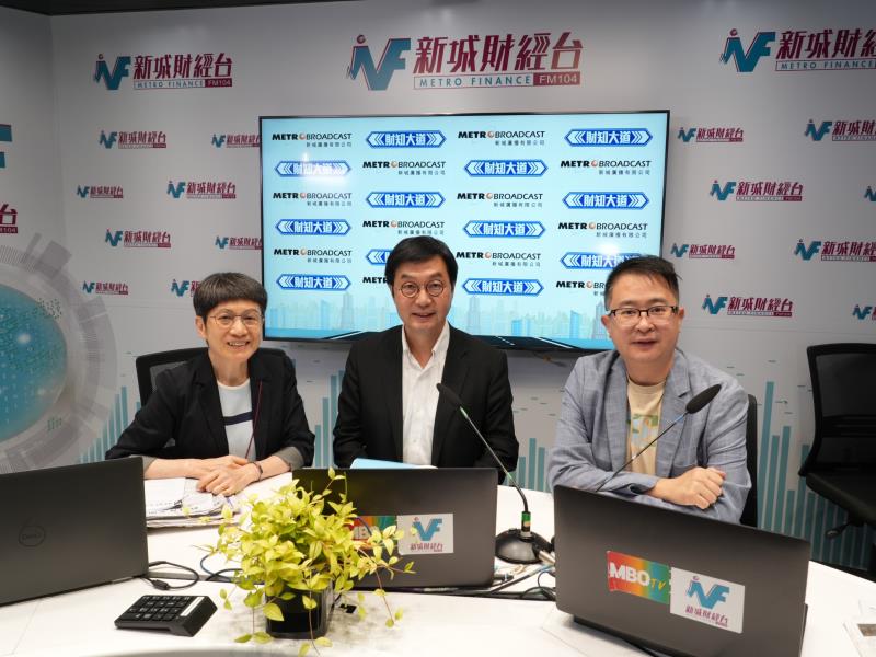 全國港澳研究會理事何建宗(中)建議，將內地個人遊旅客留港日數增加至14天。