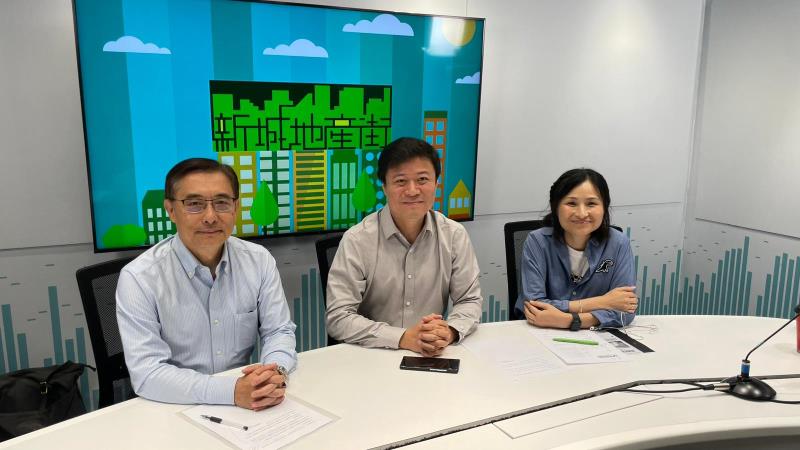 卓亮(圖中)表示，國際貿易形勢發展會是本港經濟的主要不確定因素。