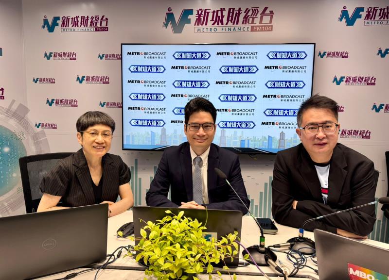 財經事務及庫務局副局長陳浩濂(中)形容，早前出訪中東成果豐碩，本港金融科技公司與中東企業簽署多項合作協議。