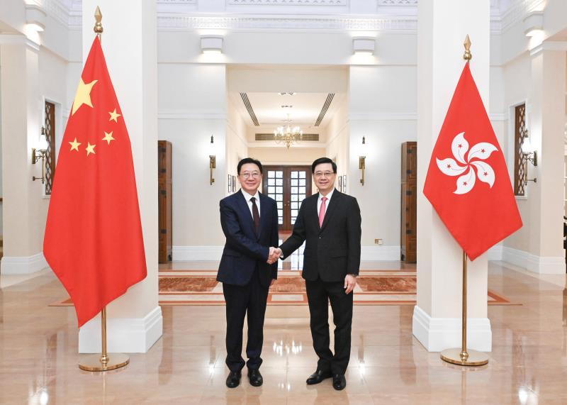 李家超(右)在禮賓府與新任中聯辦主任周霽(左)會面。 (圖片來源:政府新聞處)