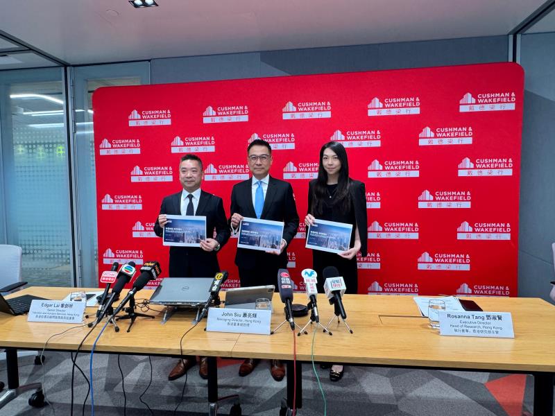 戴德梁行香港研究部主管鄧淑賢（右）表示，若美國減息支持港元拆息繼續低走，將支持樓市。許詩彤攝。