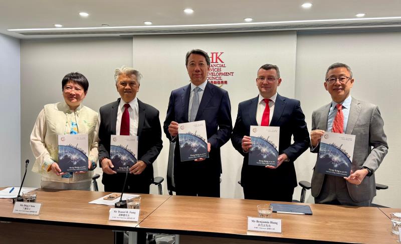 金發局主席洪丕正（中）表示，本港應定位為面向全球南方的財資中心。方穎暉攝。