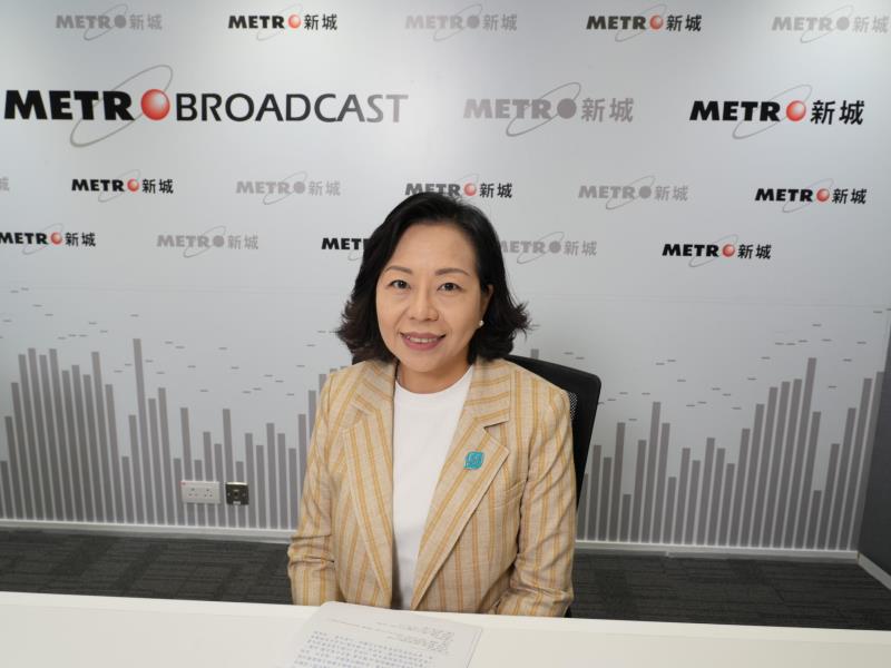 民政及青年事務局局長麥美娟說, 正向舊樓業 主解說「聯廈聯管」試驗計劃。