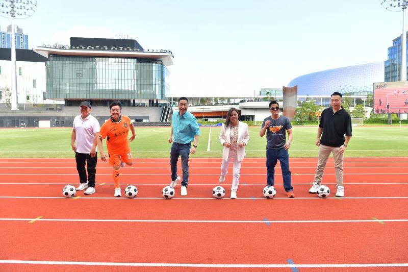 羅淑佩(右三)出席新城廣播在啟德青年運動場舉辦的「樂動新城‧慈善運音會」。