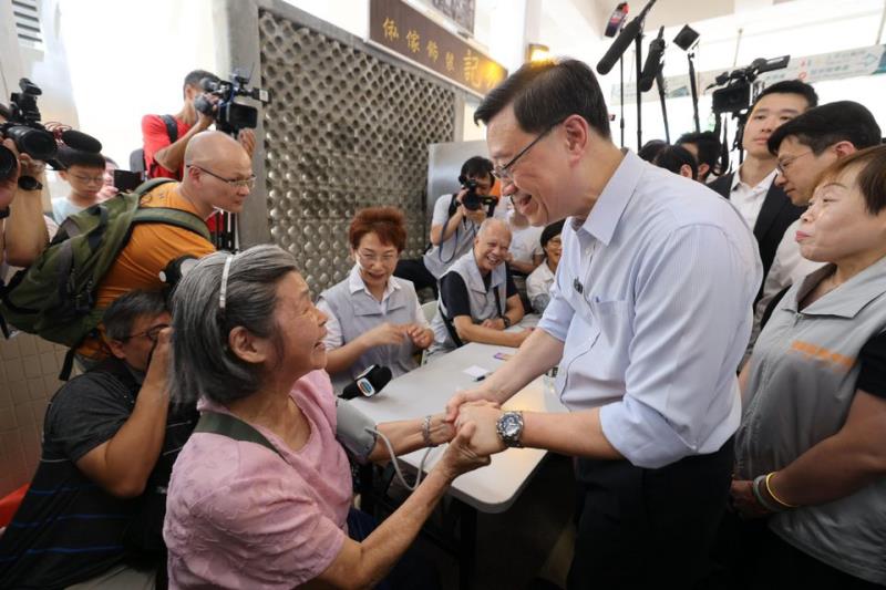 李家超落區與傳統公屋居民寒暄。(李家超面書相片)