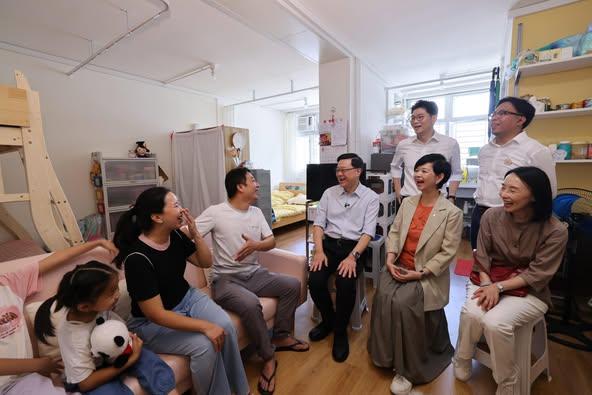 李家超探訪簡約公屋住戶。(李家超面書相片)