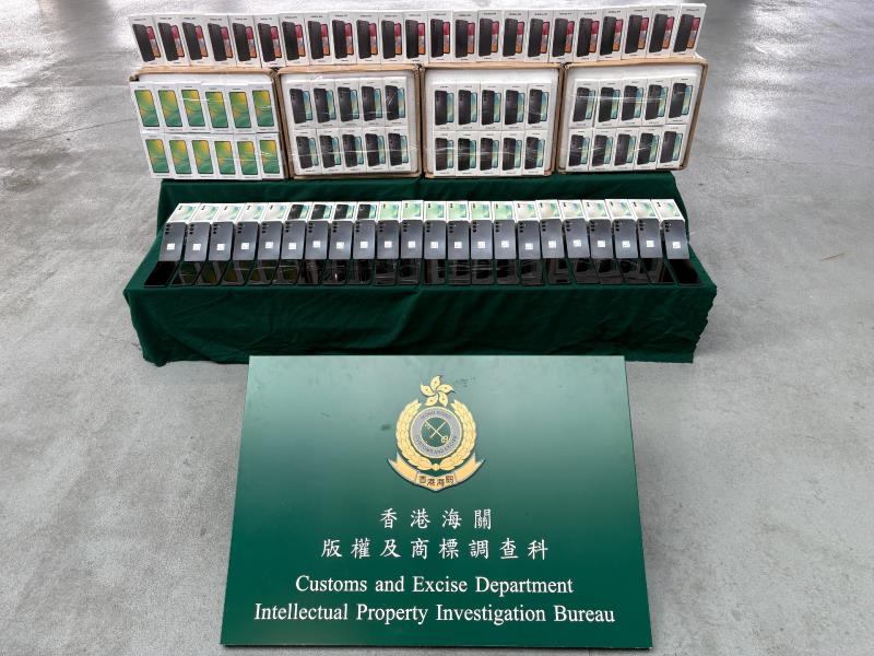 海關在港珠澳大橋口岸檢3100部懷疑冒牌手提電話。(政府新聞處圖片)