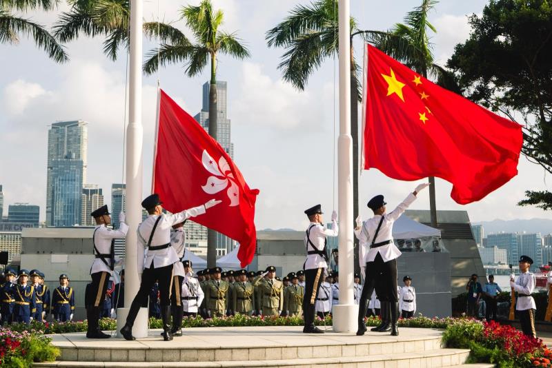 國慶76周年，金紫荊廣場舉行升旗儀式。(李家超 Facebook 相片)