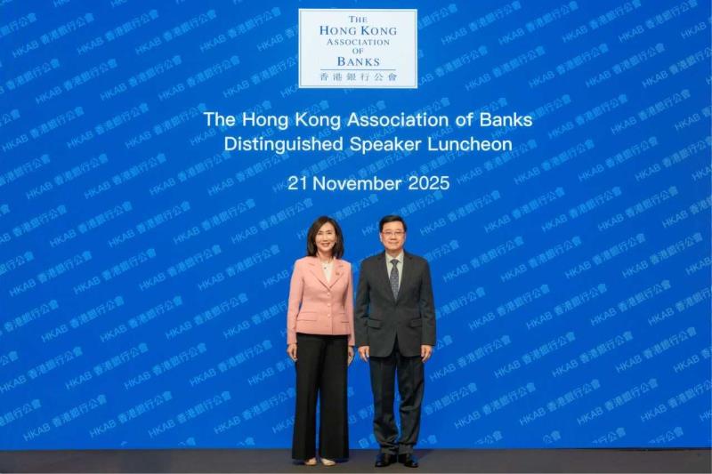 香港銀行公會主席禤惠儀及香港特別行政區行政長官李家超。