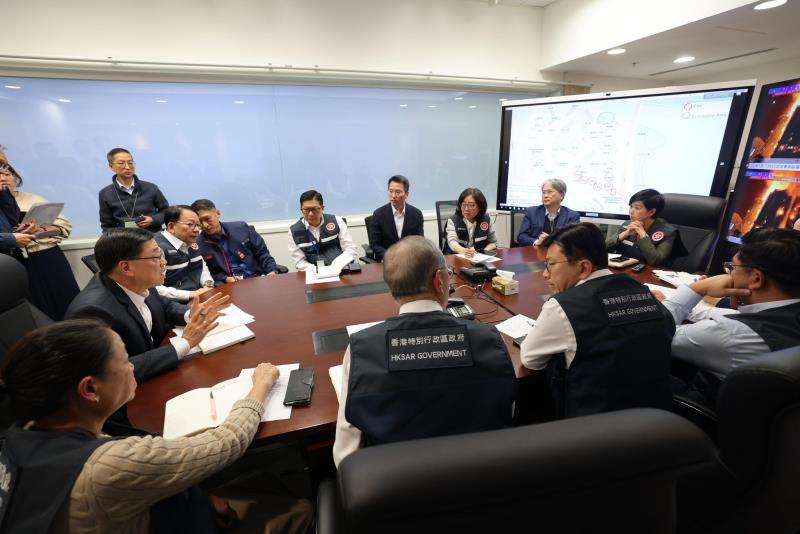 行政長官李家超就大埔宏福苑五級大火，主持跨部門緊急會議。（李家超Fb專頁圖片）