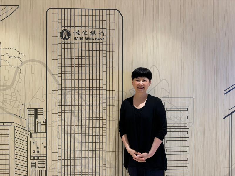 恒生銀行企業傳訊及社區投資總監羅淑雯表示, 電子消費趨勢不可逆轉, 故有必要教導青少年正確理財觀念. 方穎暉攝.