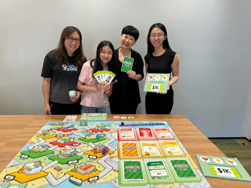 家福會理財社工課程總導師葉玉瑩(右一)表示, 理財教育可加強青少年未來應對困境的能力. 方穎暉攝.