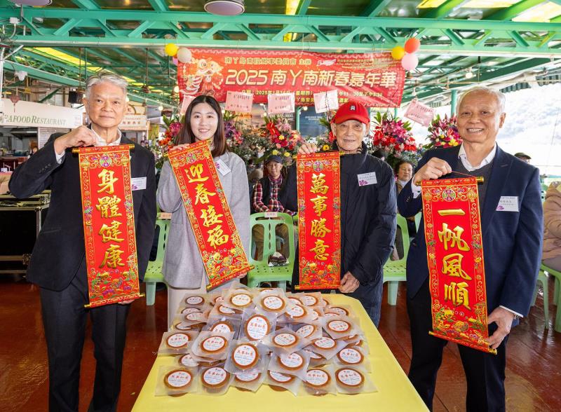 港燈董事總經理鄭祖瀛(左一)出席南丫島南段鄉事委員會主辦的「南丫南新春嘉年華活動」, 向南丫街坊和長者送上新年祝福. 參加活動的還有南丫島南段鄉事委員會主席周玉堂(右二), 南丫島北段鄉事委員會主席溫揚堅(右一), 離島助理民政事務專員歐陽穎心(左二).