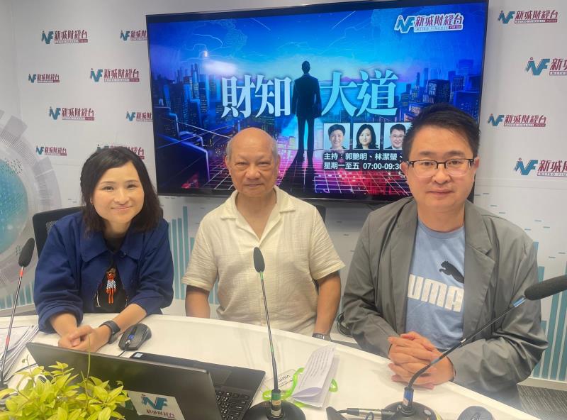 香港餐務管理協會會長楊位醒（中）表示，父親節餐飲業生意不樂觀。