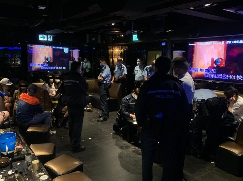灣仔警區人員聯同機動部隊凌晨突擊巡查灣仔區內酒吧等餐飲業務.   警方圖