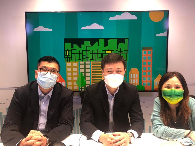 南洋商業銀行首席經濟學家卓亮(中)預期, 本港今年經濟增長或超5.5%.