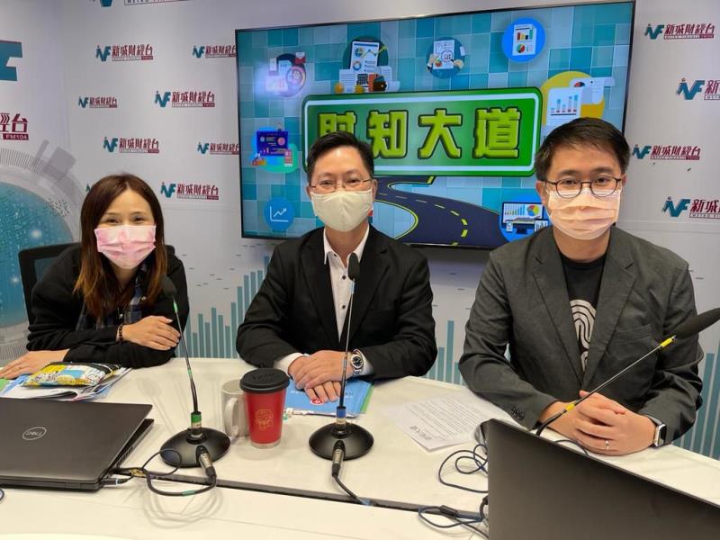 創新及科技局局長薛永恒(中)表示, 研究加強健康碼涵蓋範圍.
