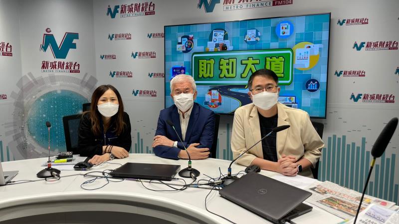 東瀛遊(06882)執行董事禤國全(中)表示, 業界對政府放寬隔離檢疫日數至「3+4」表示歡迎, 消息公布後即時吸引大批市民查詢.