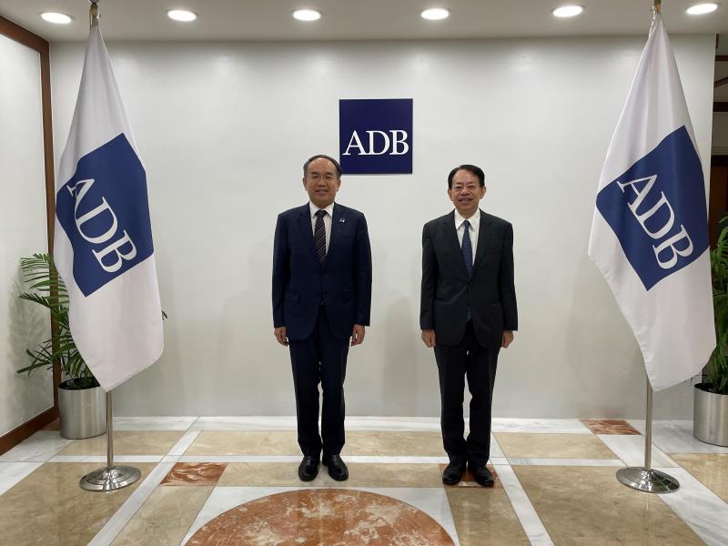 財經事務及庫務局局長許正宇訪問菲律賓, 與亞洲開發銀行行長淺川雅嗣會面. 政府新聞處圖片