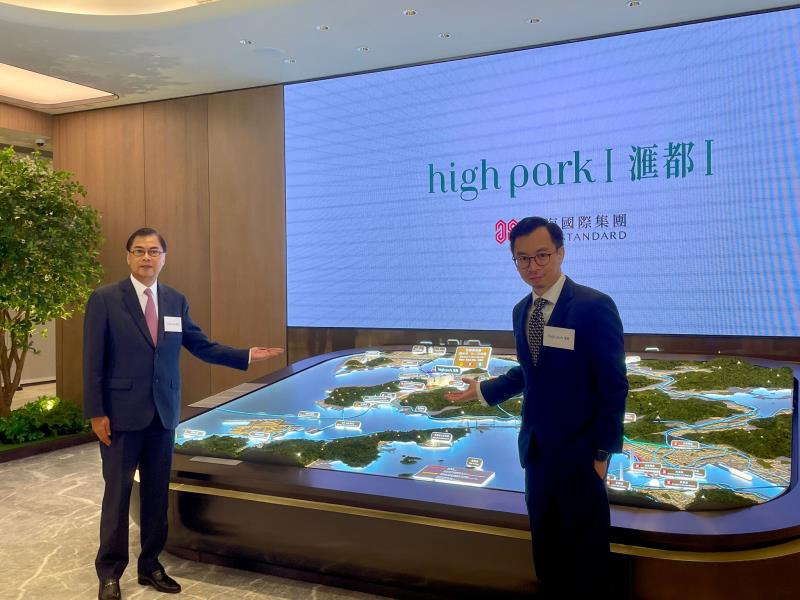 泛海國際(00129)執行董事關堡林(左)表示, 集團旗下洪水橋新盤「滙都」, 最快今個月內推出. 李慧琳攝.