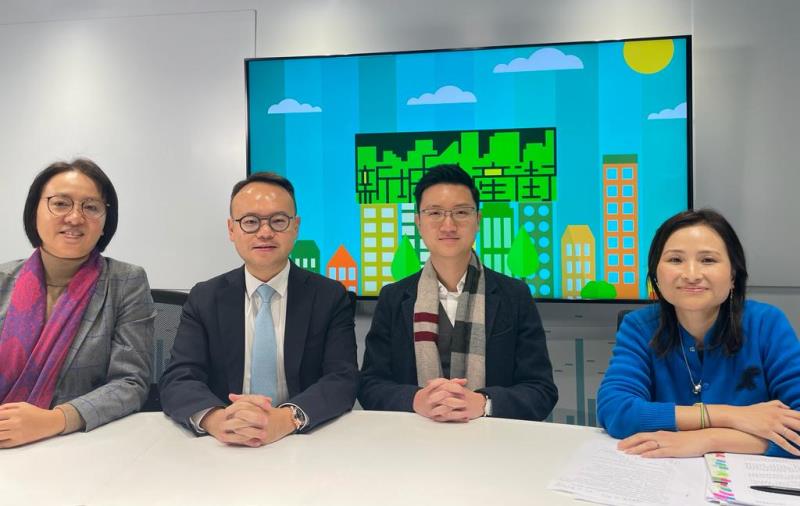葉文祺(右二)料樓市短期內或價跌量升; 張翹楚(左二)料今年實際賣地收益或高於預算案預期. (本台圖片)