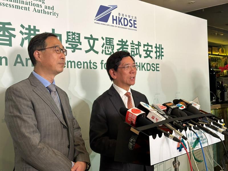容永棋(右)指對文憑試內地試場一視同仁, 確保考務安排可靠. (譚偉志攝)