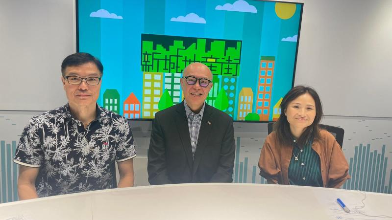 華懋集團執行董事兼行政總裁蔡宏興(中)表示, 市場交投近期活躍, 但供應比需求大, 發展商的價錢不會太進取. 