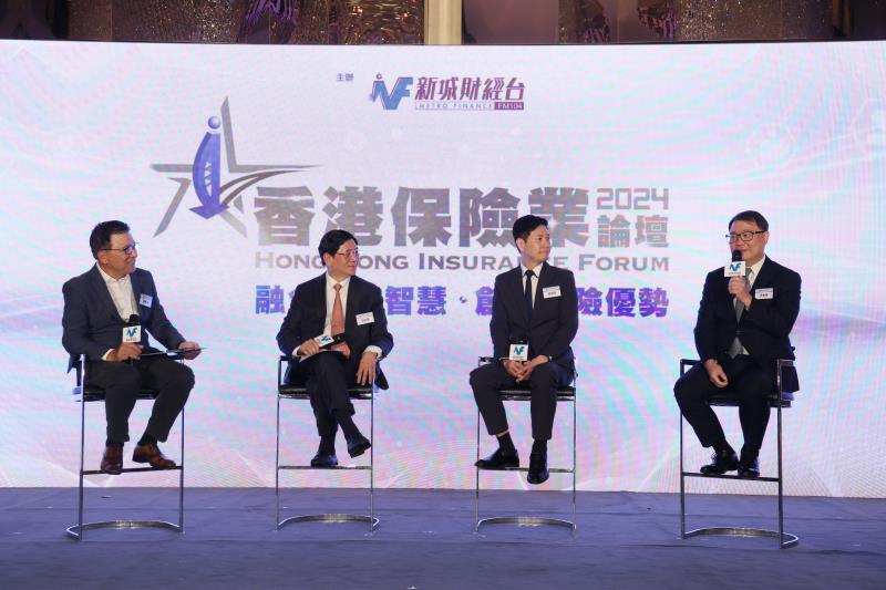 嘉賓在《香港保險業論壇》中討論「融合科技智慧 創新保險優勢」.