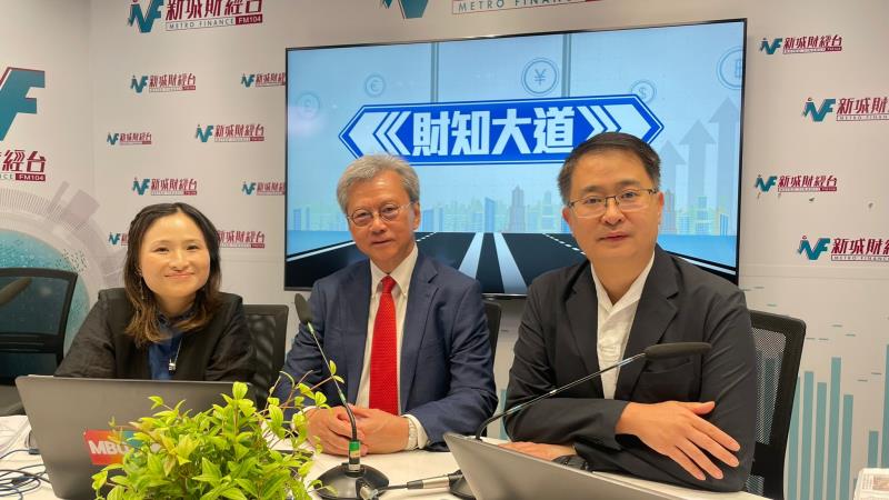 長實執行董事趙國雄(中)表示, 如減息可改善市民入市信心.  (新城電台圖片)