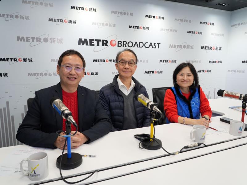 劉宇隆(中)重申, 接種流感疫苗有助減低受感染、 重症或死亡的風險.